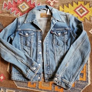 Super Cool Vintage Levi's Jean Jacket!